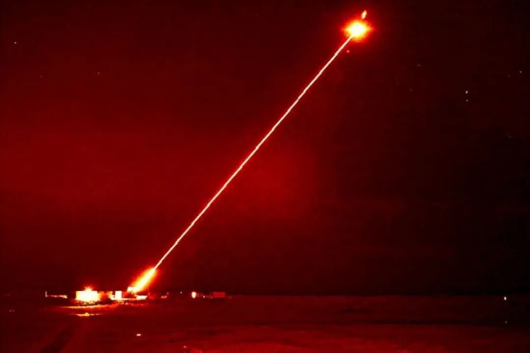 乌克兰突发！基辅市内爆炸声不断，导弹碎片坠落致车辆起火！乌军署激光武器，指挥官透露重要信息......-第2张图片