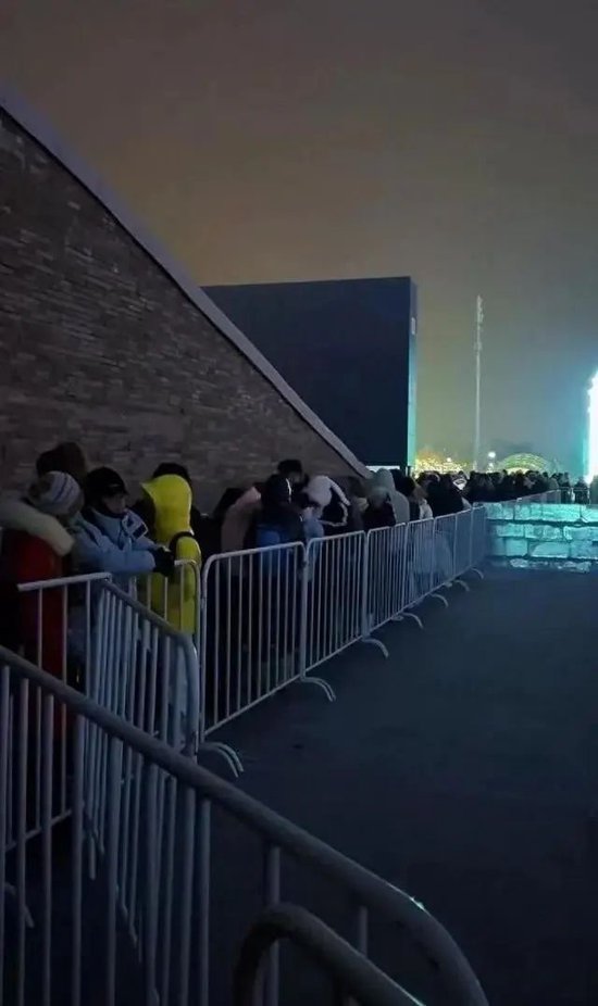 哈尔滨冰雪大世界太火爆！凌晨3点零下22℃，有人裹棉被排队等入园！门票328元/张，首日票已售罄！-第5张图片