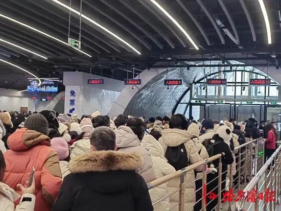 哈尔滨冰雪大世界太火爆！凌晨3点零下22℃，有人裹棉被排队等入园！门票328元/张，首日票已售罄！-第6张图片