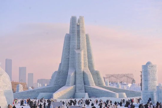 哈尔滨冰雪大世界太火爆！凌晨3点零下22℃，有人裹棉被排队等入园！门票328元/张，首日票已售罄！-第8张图片