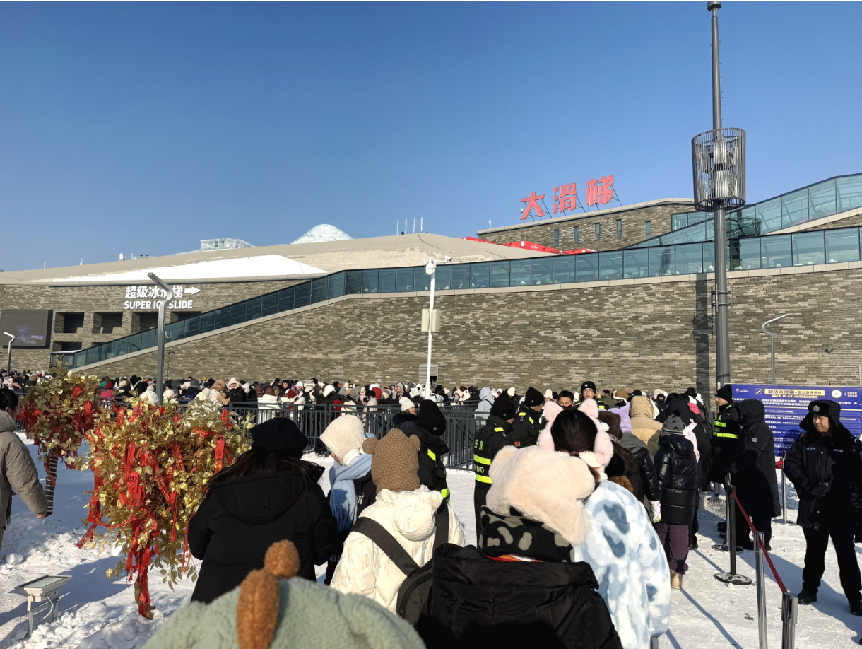 “顶流”哈尔滨冰雪大世界开园，游客寒冬清晨排队，“臻享票”被黄牛炒到万元-第1张图片
