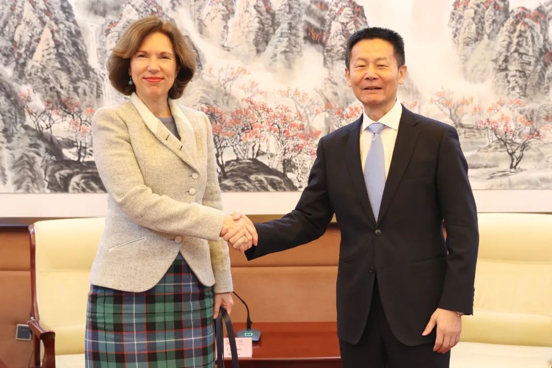 中国证监会主席吴清会见英国驻华大使吴若兰(图)-第1张图片