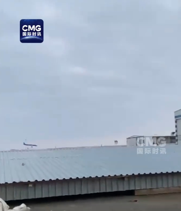 一架飞机在哈萨克斯坦坠毁，已有27人生还！机上没有中国乘客，俄航空部门：飞机与鸟群相撞-第3张图片