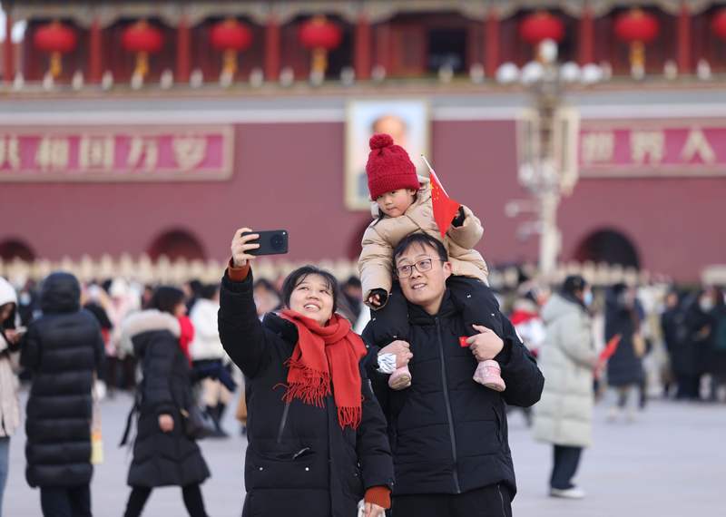 新闻8点见丨你好2025！5.1万人齐聚天安门看升旗-第2张图片