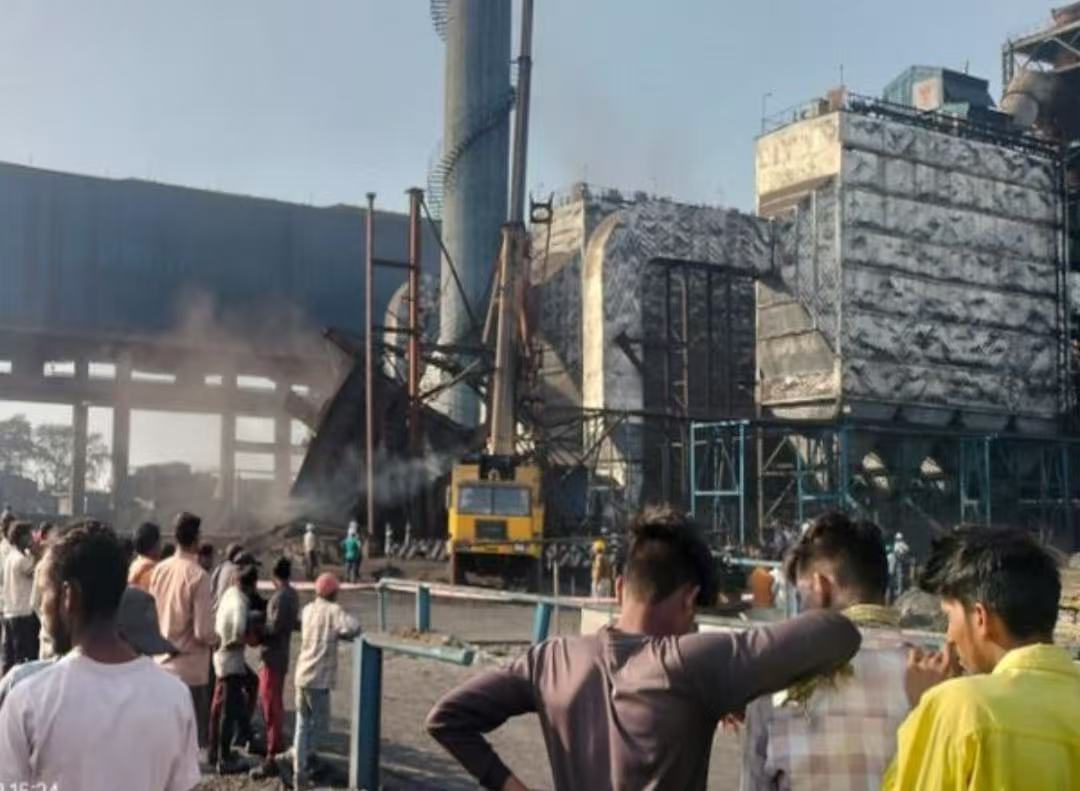 印度中部一工厂烟囱坍塌 超20人被困废墟-第1张图片