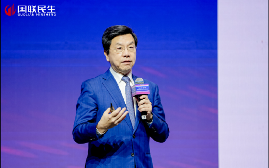 李开复：大模型发展进入分水岭 超大模型聪明昂贵 千亿模型务实高效-第1张图片